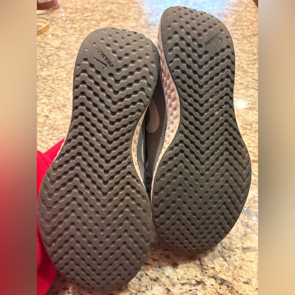 Nike Grade School Revolution worn once - Picture 5 of 6